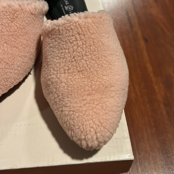 Pink Fluffy slip on sandals hard bottom, indoor/outdoor size 7.5 - Picture 6 of 6